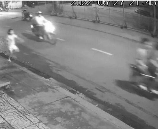 Bắt hai thiếu niên đạp bé gái 10 tuổi cướp giật điện thoại ở TP.HCM