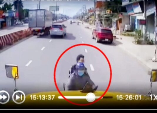 Có người truy đuổi khiến 2 nam thanh niên lao vào đầu xe container ở Bình Dương
