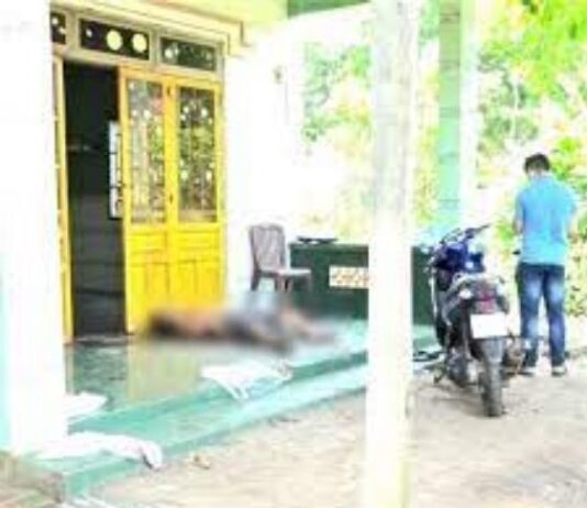 Đang ngủ cùng chồng, người phụ nữ bất ngờ bị hàng xóm ch.ém ch.ế.t