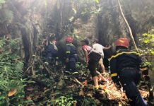 Gay cấn nhiều giờ đưa thi thể kẹt trên vách núi cao hiểm trở xuống đất