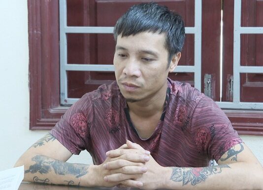 “Giải cứu” người tình, gã đàn ông xăm trổ rút súng đe dọa người dân, nã đạn vào công an
