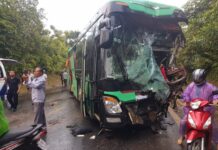 Kinh hãi xe giường nằm đối đầu xe đầu kéo ở Kon Tum