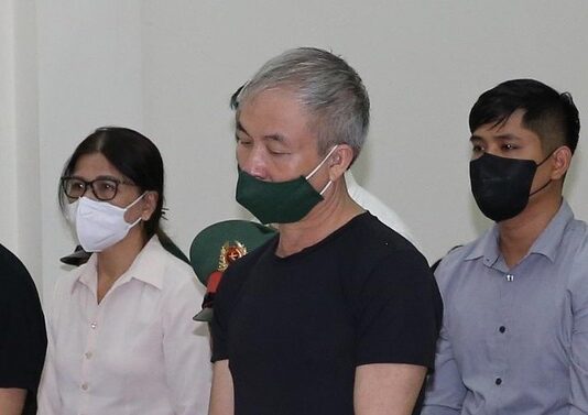 Nhận 6,9 tỉ đồng từ “ông trùm” buôn lậu xăng, cựu tư lệnh nói chỉ là “quà bình thường”