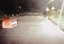 Nhiều người hoảng hồn khi thấy chiếc quan tài nằm giữa đường trong đêm