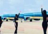 Cô gái nhảy múa trước máy bay đang lăn để quay TikTok bị cấm bay