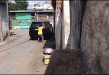 Đi nhậu về, thấy xe hơi đậu cạnh nhà chướng mắt nên xách cây đập