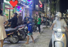 Nghi điện thoại bị theo dõi, vác dao đâm thương vong cha con chủ tiệm