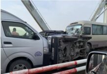 Nhiều ôtô bất ngờ tông liên hoàn trên cầu, 1 xe lật nghiêng