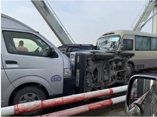 Nhiều ôtô bất ngờ tông liên hoàn trên cầu, 1 xe lật nghiêng