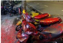 Nhiều xe đậu trước quán cà phê ở TP.HCM bị tạt sơn