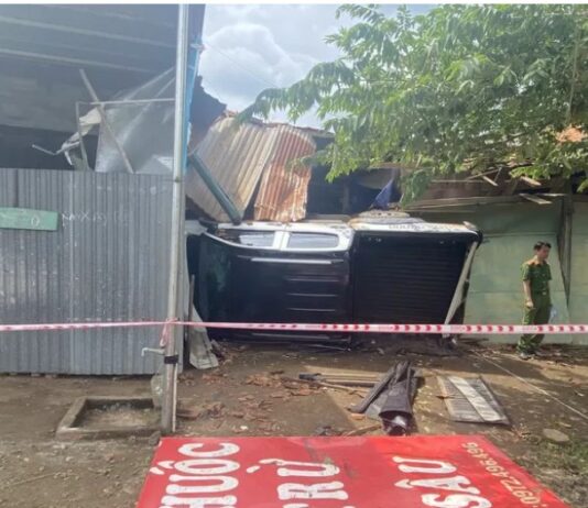 Ớn lạnh với xe tải lao vào 4 nhà dân ven đường