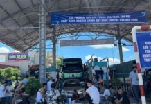 Vác loa kéo, đồ ăn uống ngồi chặn trước barrier trạm thu phí BOT