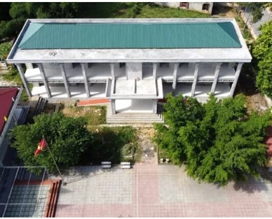 Nữ kế toán bị chồng cũ vác dao “truy sát” ngay cổng trường