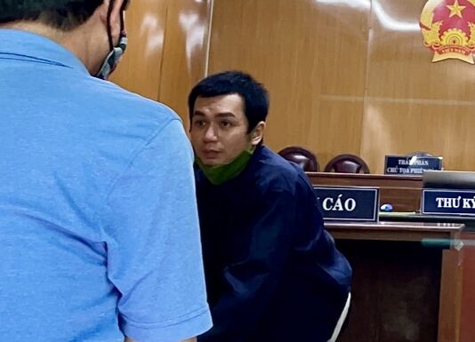 Thanh niên bơm chất kích thích vào bóng cười rồi rủ 3 thiếu nữ cùng ở lại qua đêm