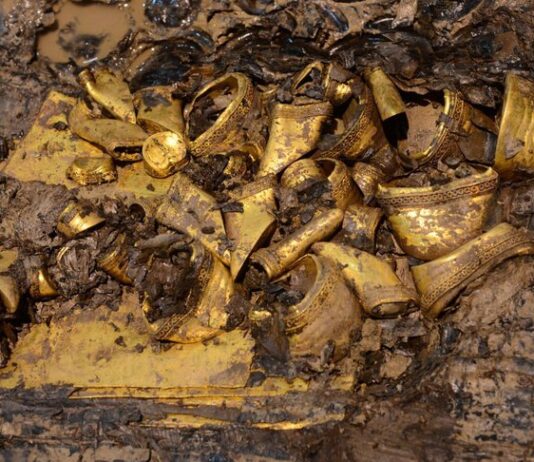 Choáng với mộ phần 20.000 bảo vật, đầy vàng của “Hoàng đế bị lưu đày”