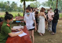 Các “chân dài” trong quán Bar Paradise ở TP Rạch Giá