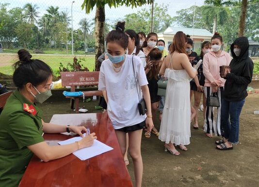 Các “chân dài” trong quán Bar Paradise ở TP Rạch Giá