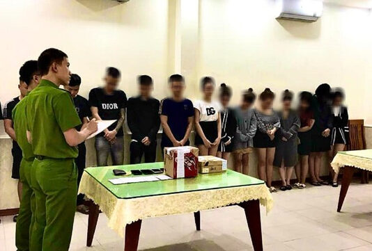 Đột kích quán karaoke, bắt quả tang 16 nam, nữ thanh niên đang “thác loạn”