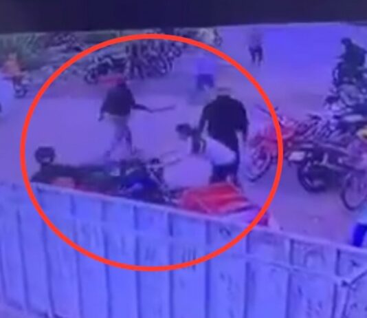 CLIP: Kinh hãi cảnh đ.â.m ch.é.m trước cổng công ty ở Bình Dương