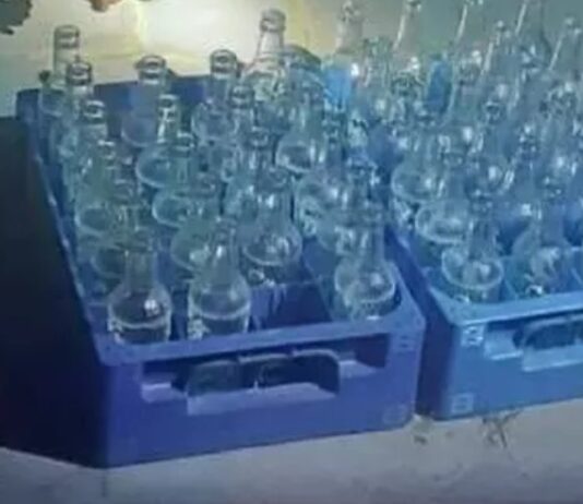 Ngăn chặn nhóm đối tượng mang hàng chục vỏ chai thủy tinh ném xuống đường để tạo phấn khích
