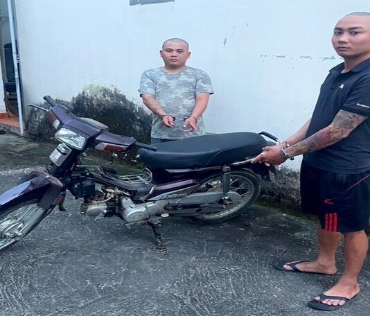 Bắt 2 đối tượng dùng dao truy sát phụ nữ cướp xe máy