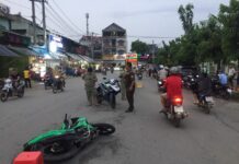 Nam thanh niên bất ngờ bị đ.âm nhiều nhát khi chạy xe trên đường