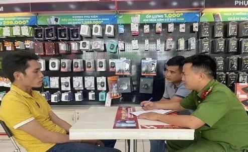 Chặn đường thoát của gã đàn ông “chui” vào FPT shop chôm tài sản 1 tỉ đồng