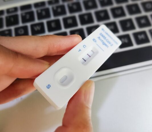 Dùng thuốc “mix” cứu người đàn ông dương tính COVID-19 suốt 411 ngày