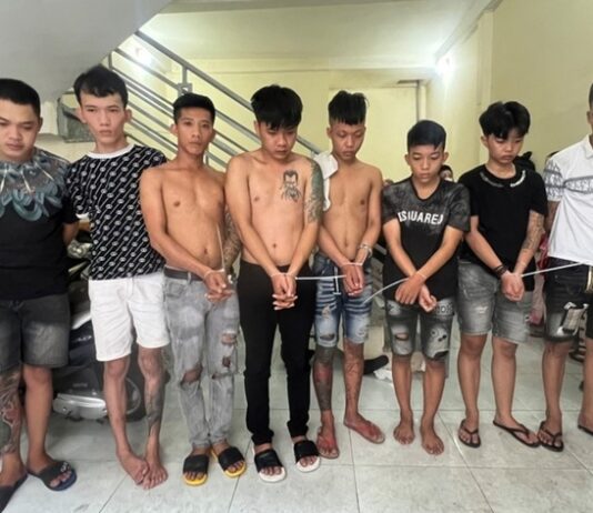 Khởi tố băng nhóm ép nhiều cô gái thoát y, bán dâm trong quán karaoke