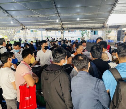 Nhiều nạn nhân của Alibaba bật khóc, lủi thủi ra về