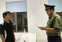 Từ vụ mua iPhone, lộ ra một đường dây in tiền 500.000 đồng giả