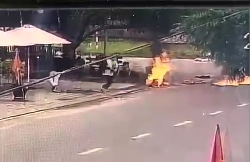 Mẹ chồng cùng con dâu đ.ánh ghen bằng xăng khiến cô gái bỏng nặng