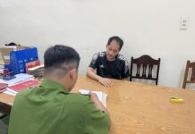 Người đàn ông bị bắt khi dừng xe lấy “gói hàng”