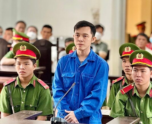 Bênh vực mẹ bị đ.á.nh, con mang xăng phóng hỏa gi.ế.t người