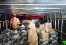 “Bí mật” bên trong chiếc xe tải màu trắng