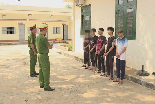 Bắt giữ 5 thanh, thiếu niên và học sinh h.iếp d.â.m 1 bé gái