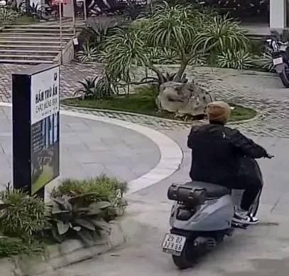 Đưa vé xe số 49 cho khách, nam bảo vệ quán cà phê bị hành hung dã man