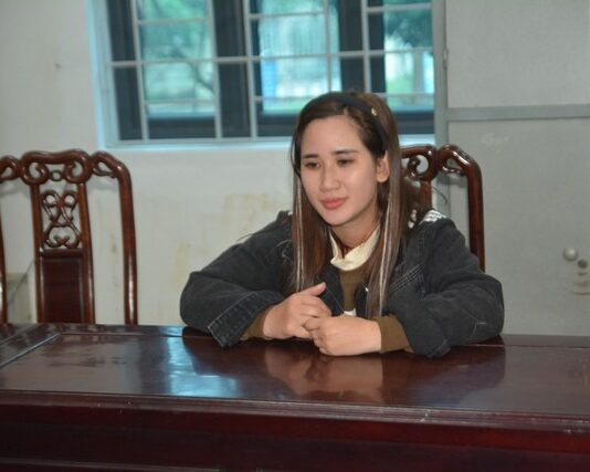 “Hot girl” đi ăn trộm