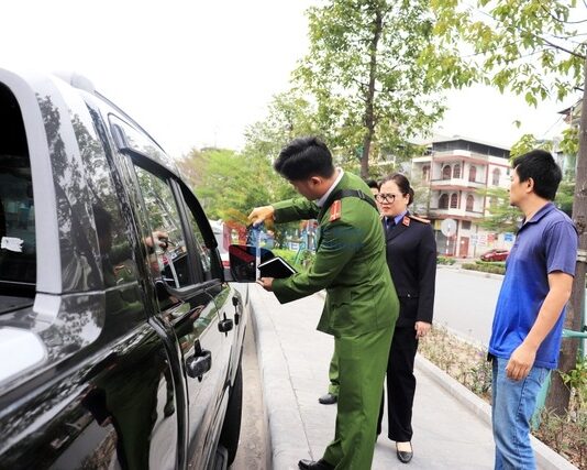 Người đàn ông tháo hàng loạt gương ôtô trong đêm cho “vui”