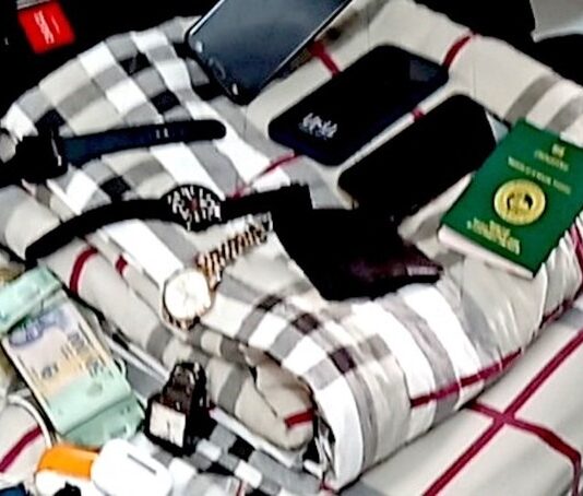 Nhóm đối tượng lừa đảo gửi quà, ngoại tệ từ nước ngoài, chiếm đoạt gần 100 tỷ đồng