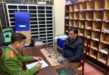 Tài xế xe khách lạng lách, tông liên tục vào xe cảnh sát