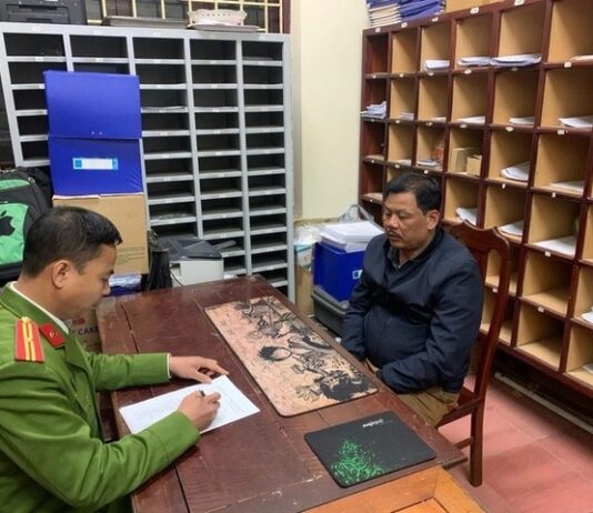 Tài xế xe khách lạng lách, tông liên tục vào xe cảnh sát