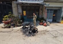 Cãi nhau, người đàn ông mở nắp bình xăng đốt xe