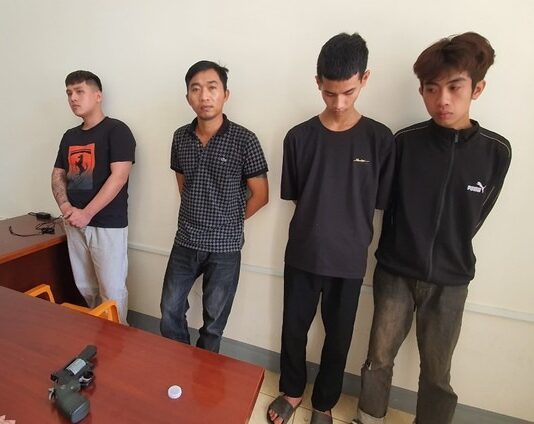 Không chịu uống bia, cô gái phục vụ quán karaoke bị bán 20 triệu đồng