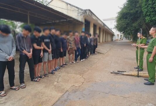 7 học sinh cùng nhiều thanh, thiếu niên mang dao, rựa đi hỗn chiến