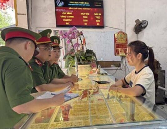 Hai chủ tiệm vàng cùng phố “mắc bẫy” chiêu lừa đảo tinh vi