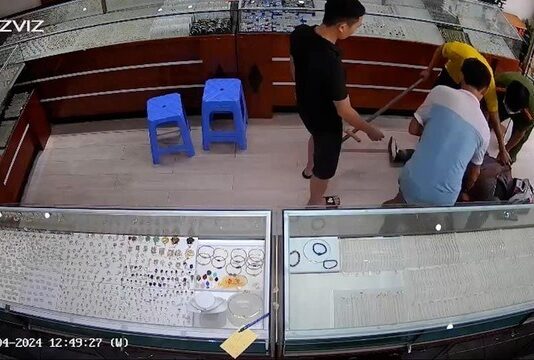 Táo tợn dùng dùi cui điện xông vào cướp tiệm vàng giữa trưa