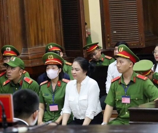 Xin xét xử vắng mặt, bà Nguyễn Phương Hằng vẫn bị dẫn giải ra tòa