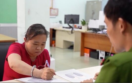Coi chừng “bẫy lòng tốt” của người lạ