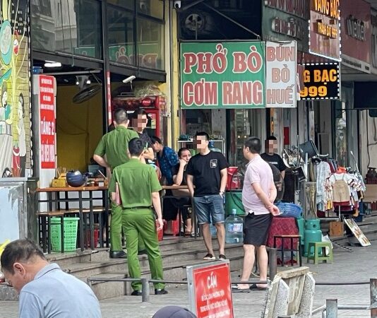 Đâm trọng thương người đàn ông vì “nhìn đểu” nhau trong quán ăn